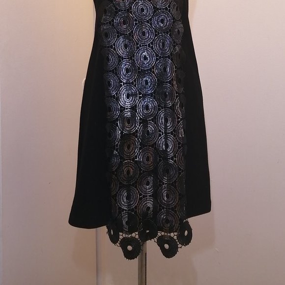 Sleeveless A-line dress - Picture 2 of 6